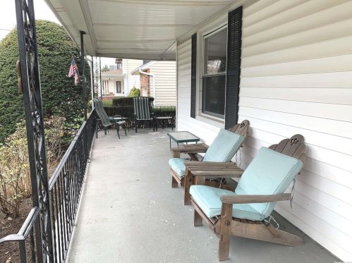 41 Magnolia Ave, Floral Park, NY 11001-2839