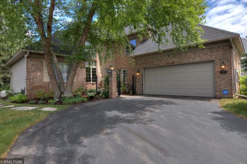 604 Grandview Dr, Hudson, WI 54016-5825