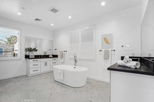 3213 Pine Ave, Manhattan Beach CA  90266-3615 exterior
