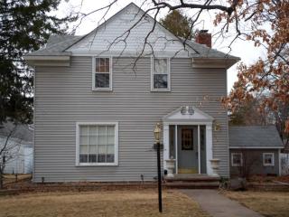 518 Main St, Waupaca, WI 54981-1718