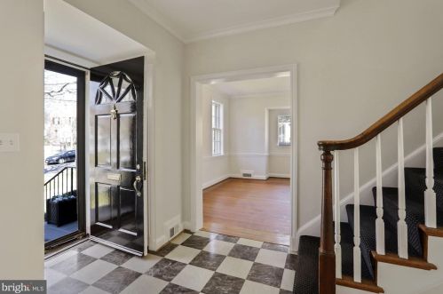 5054 Sedgwick St, Washington, DC 20016-1940