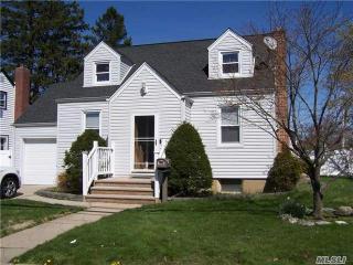 130 Rolling St, Lynbrook, NY 11563-1817