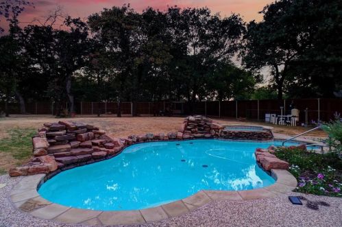 1614 Post Oak Dr, Denton, TX 76210-3000