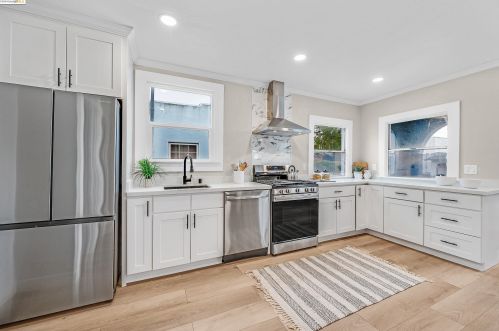 7854 Arthur St, Oakland, CA 94605-3227