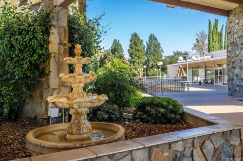 19032 Avenue Of The Oaks, Santa Clarita CA  91321-1444 exterior