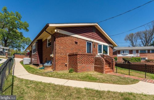 12 Underwood Pl, Washington, DC 20012-2118