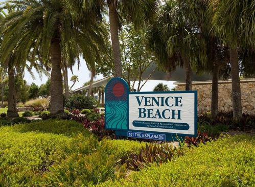 8313 Lightfoot Dr, Nokomis FL  34275-3211 exterior