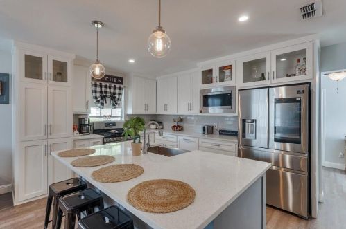 3731 Falls Dr, Dallas TX  75211-6124 exterior