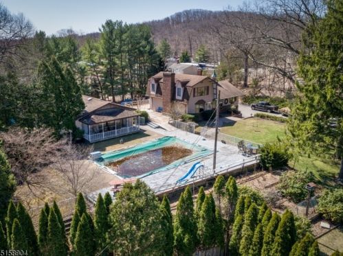 22 Greenwood Lake Tpke, Skyline Lakes, NJ 07456-1504