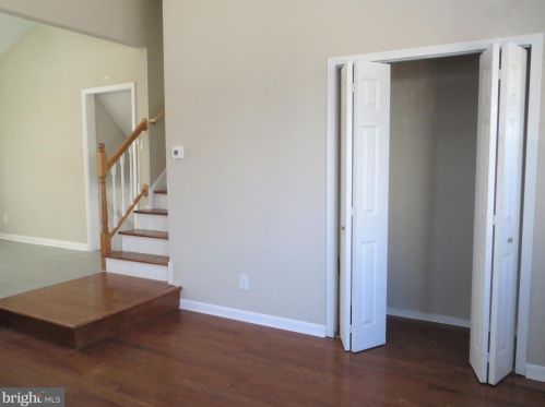 1 Catalina Ct, West Deptford, NJ 08096-3908