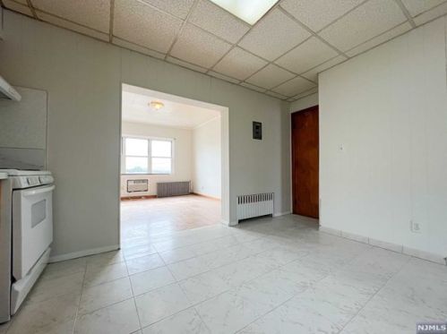 33 Anderson Ave, Fairview NJ  07022-2101 exterior