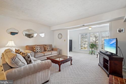 7737 Willow Point Dr, Falls Church, VA 22042-7576