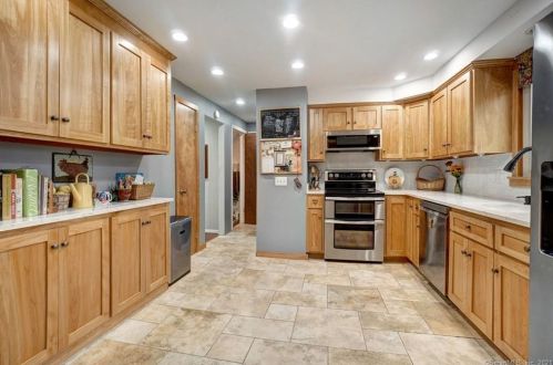 11 Timber Trl, Milford CT  06460-8616 exterior