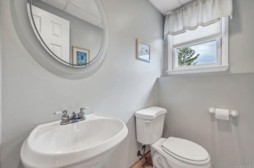 9 New Castle Dr, Washingtonville NY  10992-1735 exterior