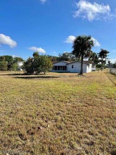 21 Lincoln Ave, Lehigh Acres FL 33936-1454 exterior