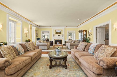 124 Old Battery Rd, Bridgeport CT  06605-3616 exterior