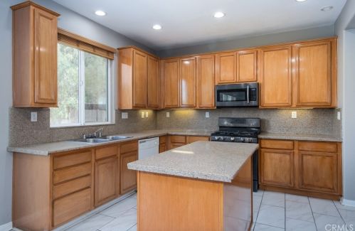 957 Queen Annes Ln, Beaumont CA  92223-7808 exterior