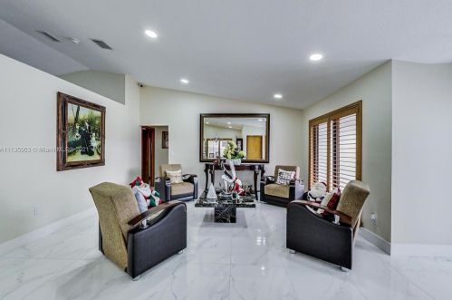 7534 5th Ct, Hialeah FL  33014-4921 exterior