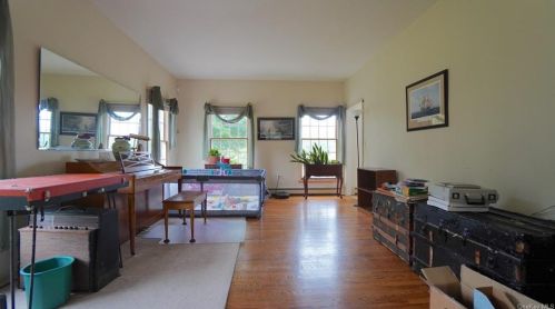 8 Menayas Ct, Washingtonville NY  10992-2032 exterior