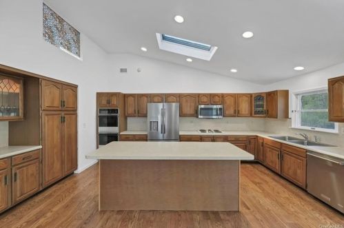 2856 Brookfield Dr, Yorktown Hgts NY  10598-2402 exterior