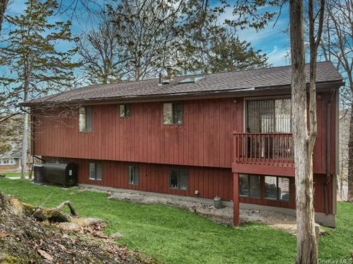16 James St, Washingtonville, NY 10992-1406