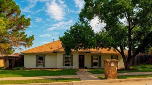 1619 Walker Dr, Carrollton, TX 75007-2918