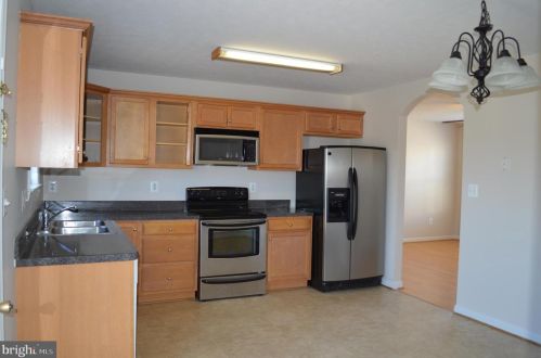 230 Aden Dr, Strasburg, VA 22657-5282