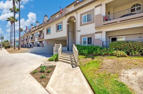 1516 Pacific Coast Hwy, Huntington Beach CA  92648-4402 exterior