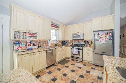 12 Georgia Rd, Amityville, NY 11701-4156
