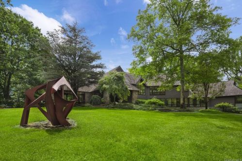 140 Eastwoods Rd, Scotts Corners, NY 10576-1827