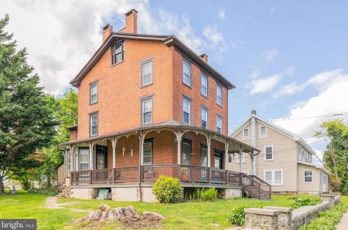200 Cochran St, Cochranville, PA 19330-1035