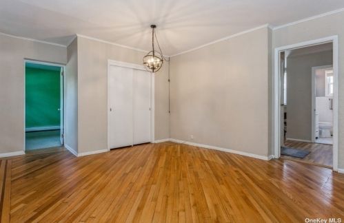 37 Pine Ave, Floral Park, NY 11001-2317