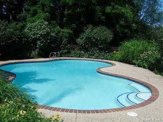 15 Wenham Ln, Pittsford NY  14534-9628 exterior