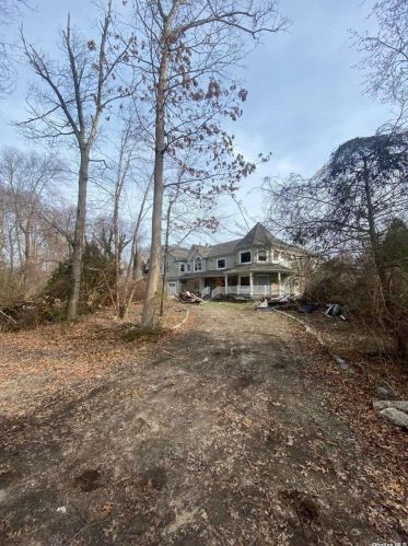717 Montauk Dr, Bayshore, NY 11706-4836
