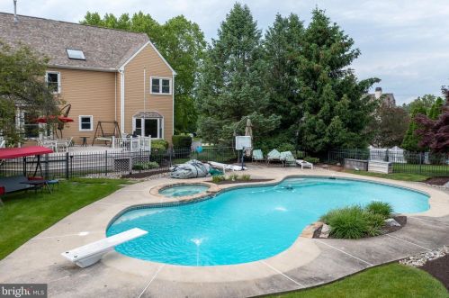 32 Windward Ct, Collegeville PA  19426-2869 exterior