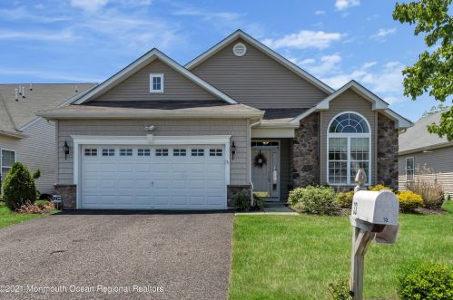 33 Eagle Ridge Cir, Lakewood, NJ 08701-5821