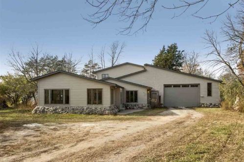 4040 Vista Rd, Ely, IA 52227-9701