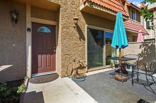17930 River Cir, Santa Clarita, CA 91387-4208