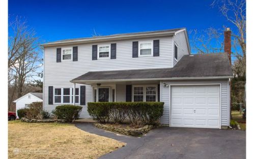 10 Lilly Ct, Moriches, NY 11955-1910
