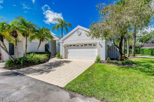 52 Admirals Ct, West Palm Beach, FL 33418-7190