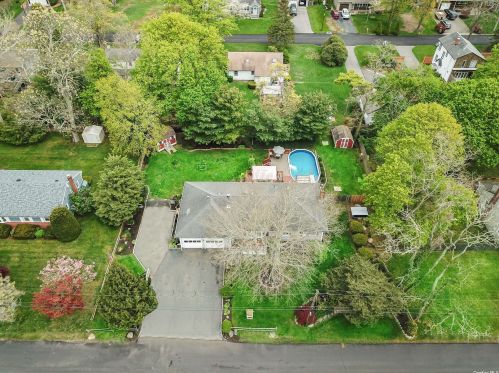 19 Seeley St, Brookhaven, NY 11719-9407