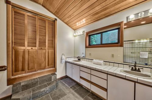 13289 Ski Slope Way, Truckee CA  96161-7082 exterior