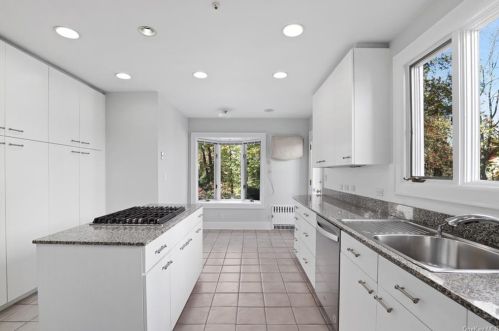 9 Avondale Rd, White Plains NY  10605-4101 exterior