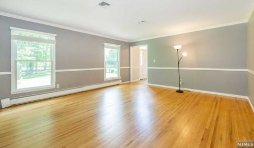 2 Sparrowbush Rd, Mahwah NJ  07430-1525 exterior