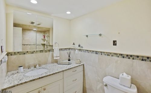 4 Millay Ct, Teaneck NJ  07666-6465 exterior