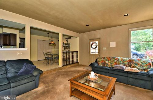 86 Wood Dr, Southampton PA  18966-2214 exterior