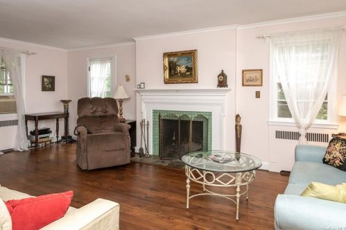 1093 Knollwood Rd, White Plains NY  10603-1100 exterior