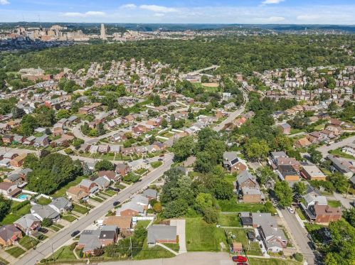 579 Montclair St, Pittsburgh PA 15217-2808 exterior