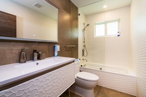 235 6th St, Dania Beach FL  33004-4147 exterior