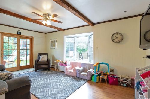 8 Stuart Ct, Huntington Station NY  11746-4237 exterior